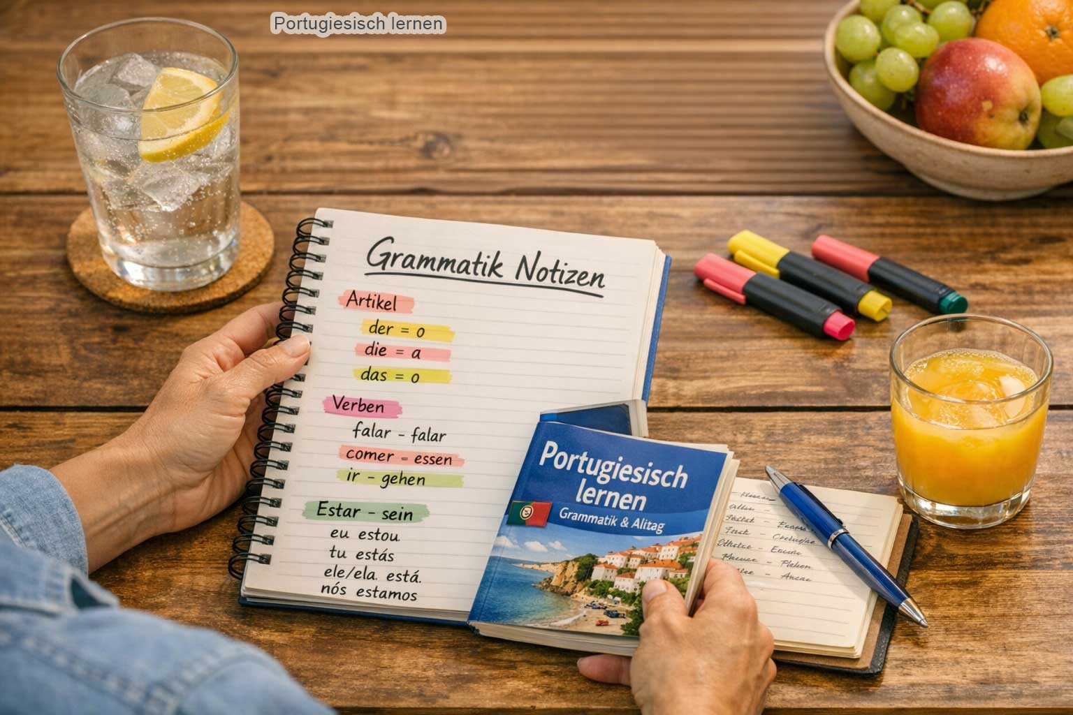 Ser und Estar Portugiesisch erklaert – Grammatik-Notizbuch auf Holztisch